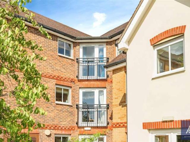 Flat for sale in Brackley, Northamptonshire