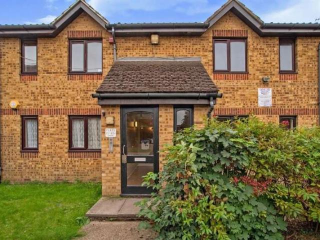 Flat for sale in North Watford, Watford