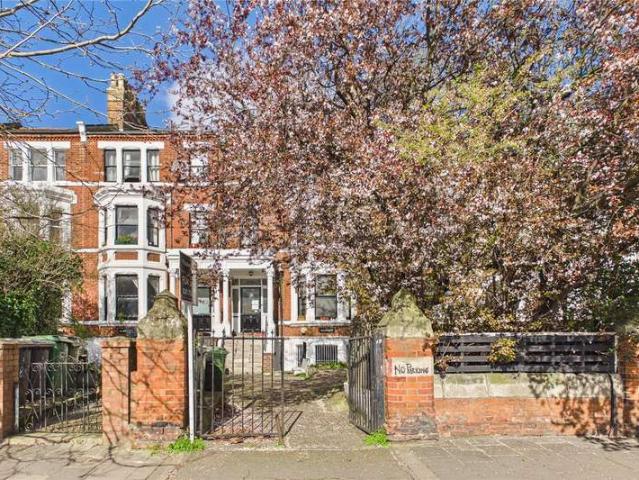 Flat for sale in Stockwell, Greater London