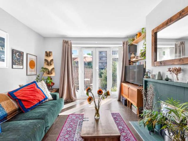 Flat for sale in Stoke Newington, Greater London