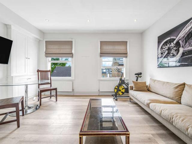 Flat for rent in Brompton, Greater London