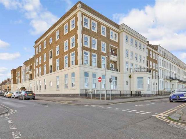 Flat for sale in Oxenden, The Bridge
