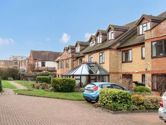 Flat for sale in Wallington, Greater London