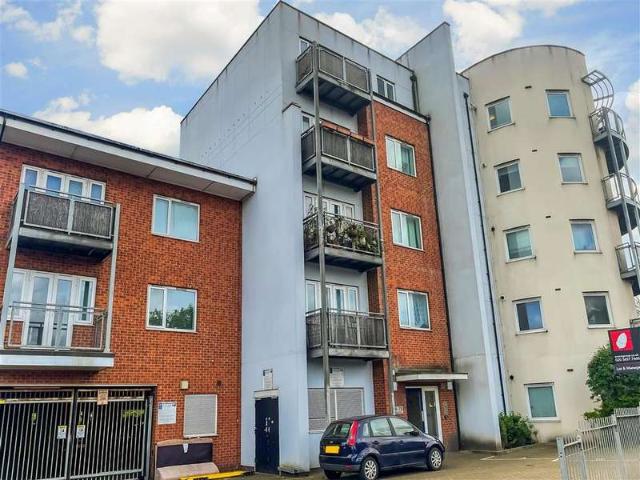 Flat for sale in Erith, North End