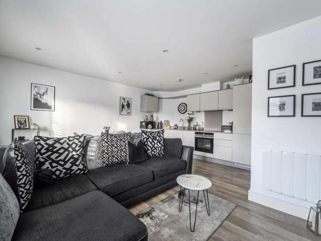 Flat for sale in Farnham Common, Buckinghamshire