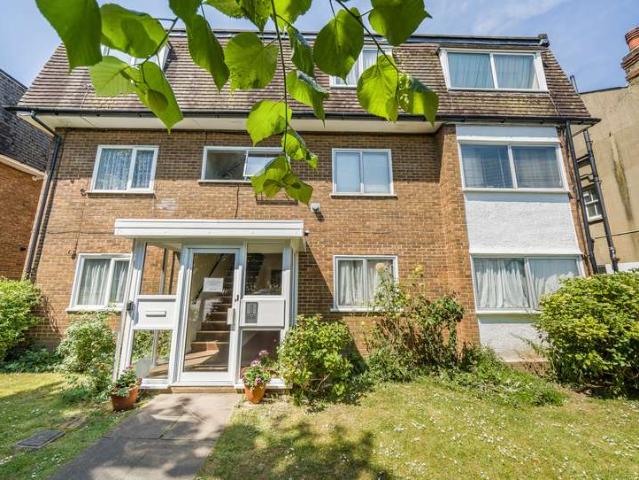 Flat for sale in Wallington, Greater London