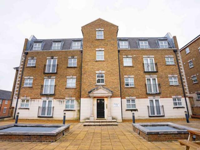Flat for sale in Charlton, Greater London