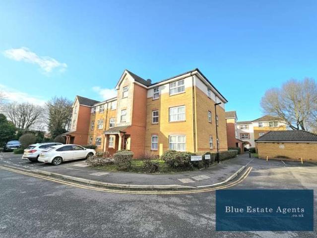 Flat for sale in London Borough of Hounslow, Greater London