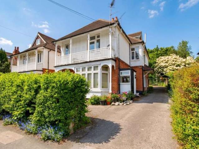 Flat for rent in Horsell, Woking