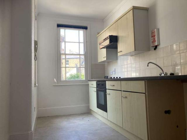 Flat for rent in Upton, Acol