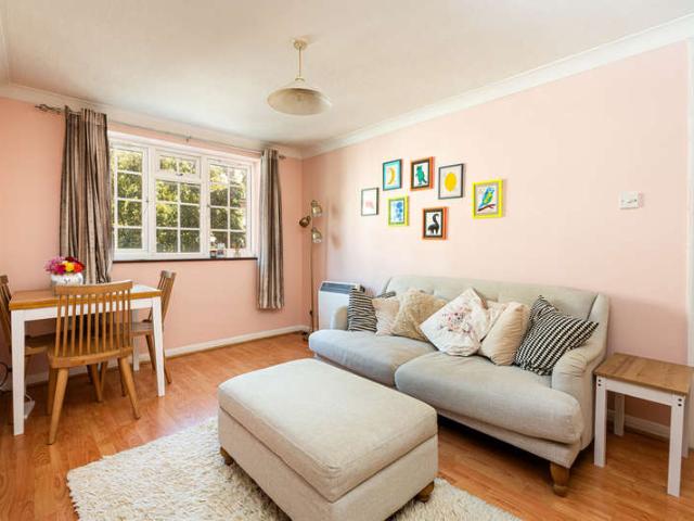 Flat for sale in Camberwell, Greater London