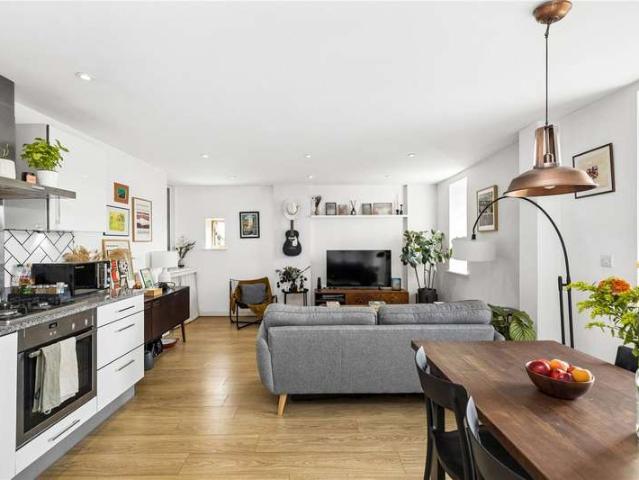 Flat for sale in Stoke Newington, Greater London