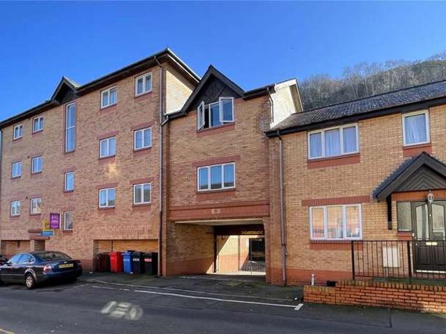 Flat for sale in Bangor, Wales