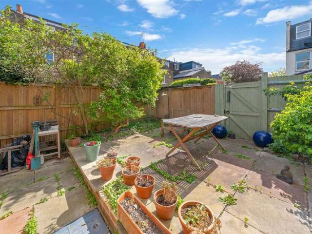 Flat for sale in London Borough of Merton, Merton Park
