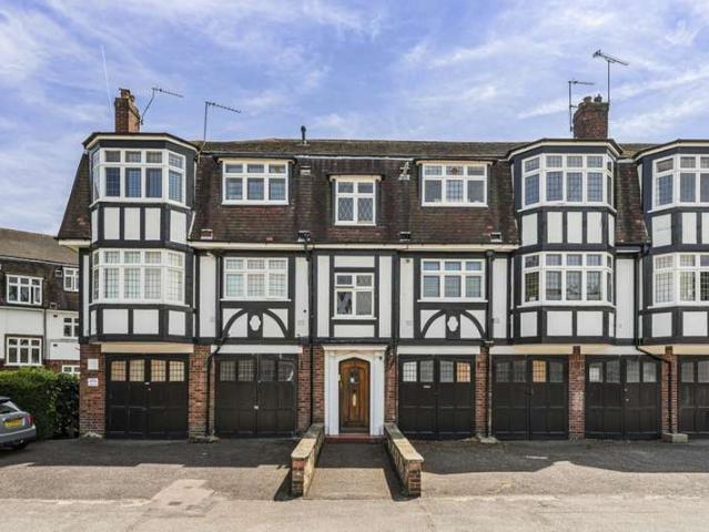 Flat for sale in Snaresbrook, Greater London