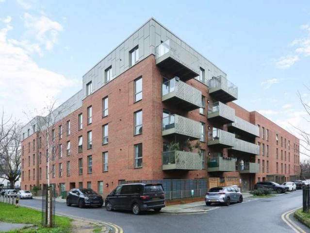 Flat for sale in Camberwell, Greater London