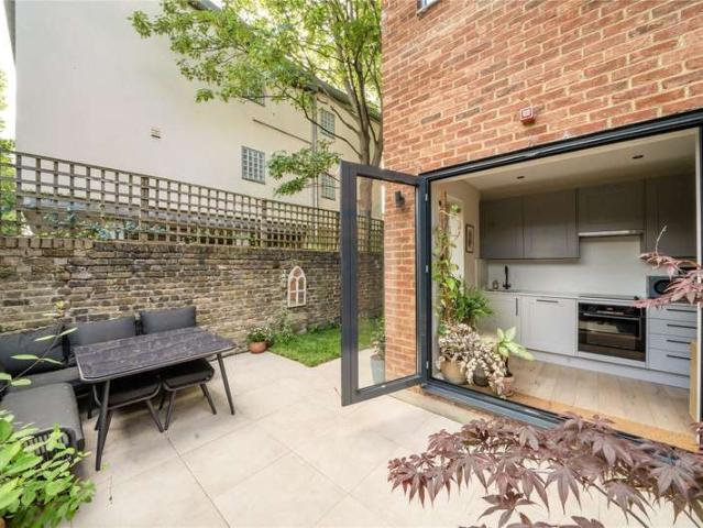 Flat for sale in Forest Gate, Greater London