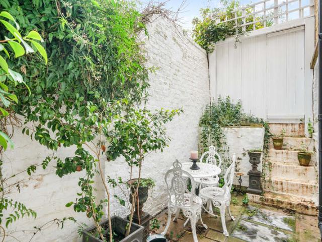Flat for sale in Brompton, Greater London