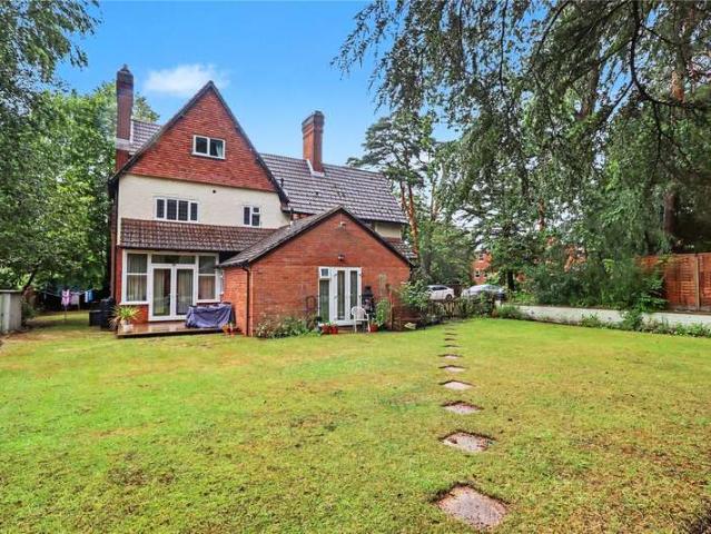 Flat for sale in Sheerwater, Woking