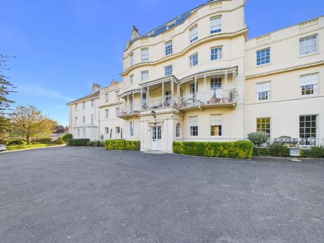 Flat for sale in Acol, Kent