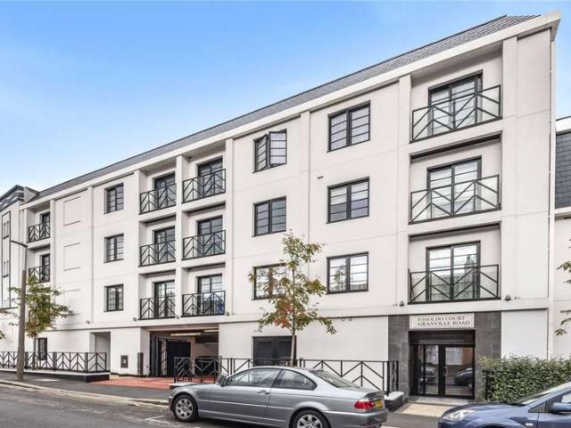 Flat for sale in North Watford, Hertfordshire