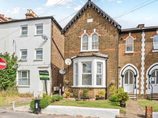 Flat for sale in London Borough of Croydon, South Norwood