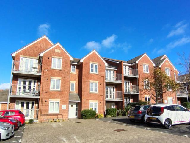 Flat for sale in East Cowes, Isle Of Wight