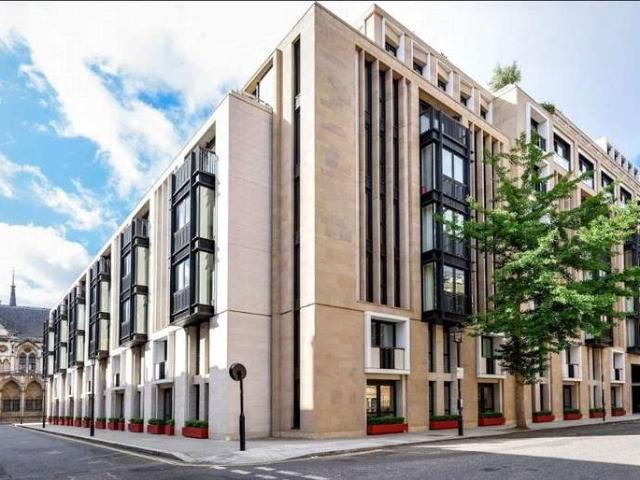 Flat for sale in St Clement Danes, Greater London