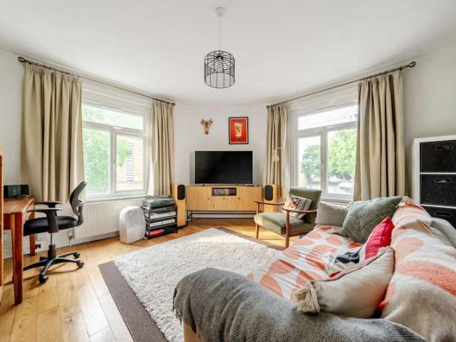 Flat for sale in Strawberry Hill, Greater London