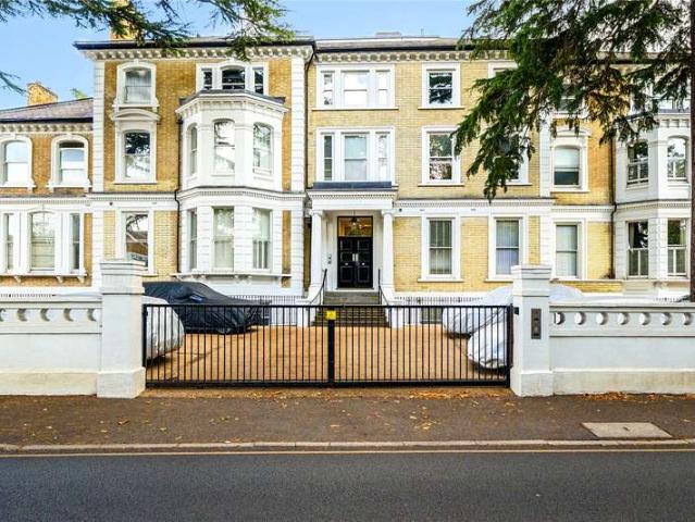 Flat for sale in Surbiton, Greater London