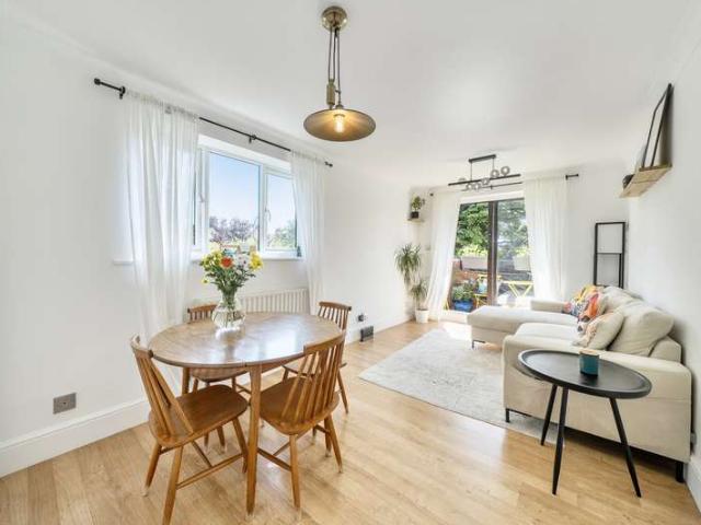 Flat for sale in Streatham, Greater London