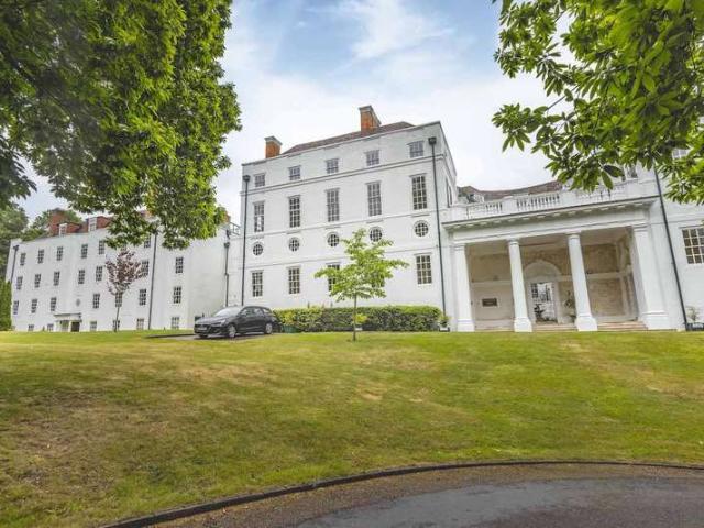 Flat for sale in Burnham, Swallow