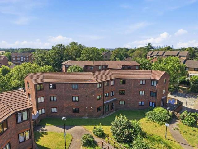 Flat for sale in Wanstead, Greater London