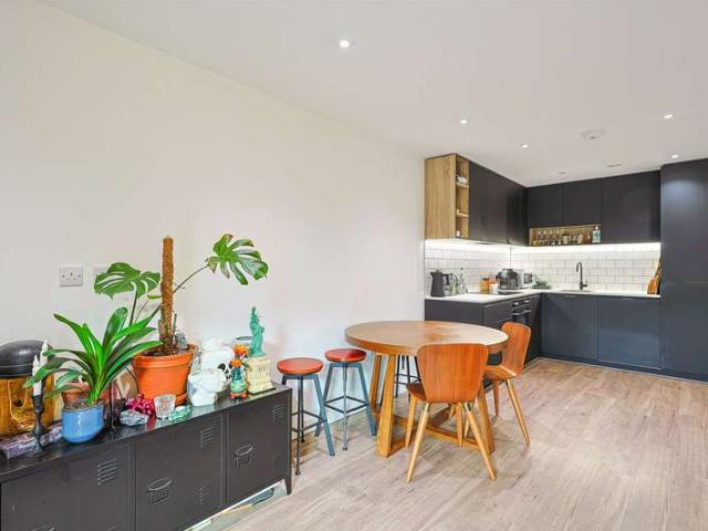 Flat for sale in Colindale, Greater London