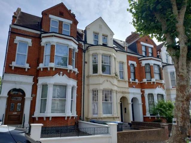 Flat for sale in Queen's Park, Greater London