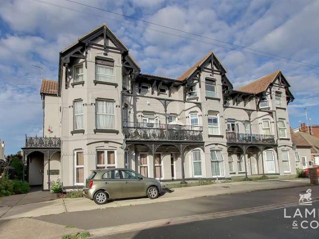 Flat for sale in Dale Hill, Essex
