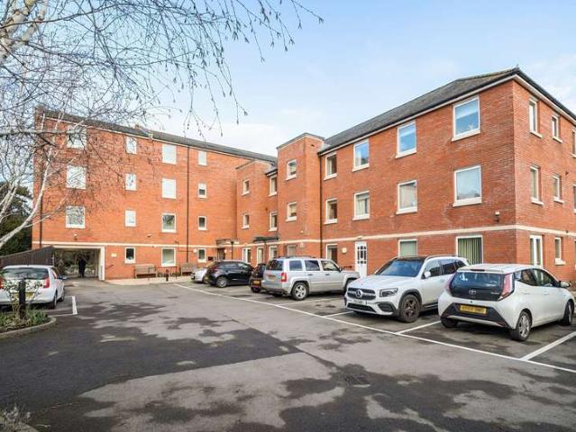 Flat for sale in Wotton, Gloucester