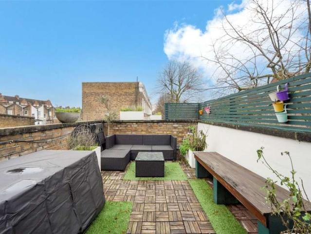 Flat for sale in Holloway, Greater London