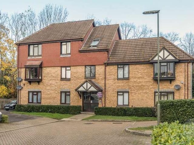 Flat for sale in Westborough, Surrey
