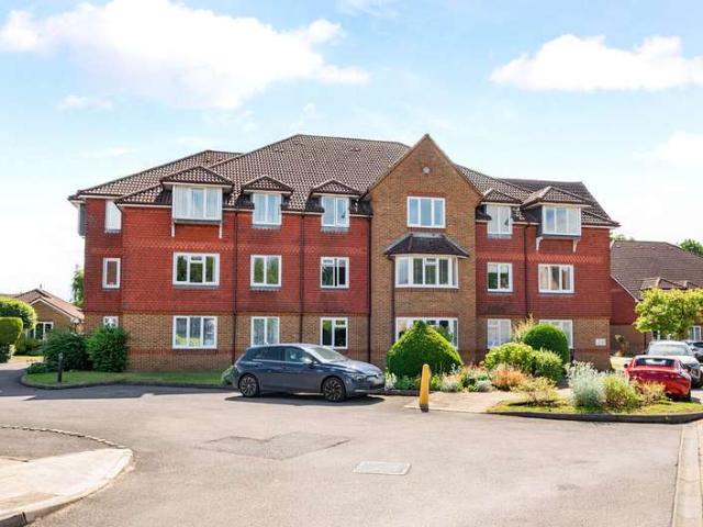 Flat for sale in Fole, Surrey