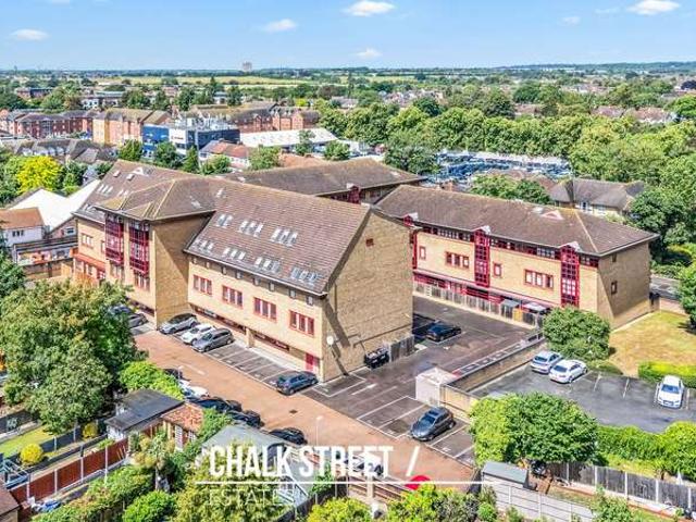 Apartment for sale in Rush Green, Greater London