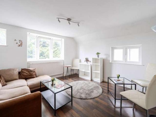Flat for sale in Golders Green, Greater London