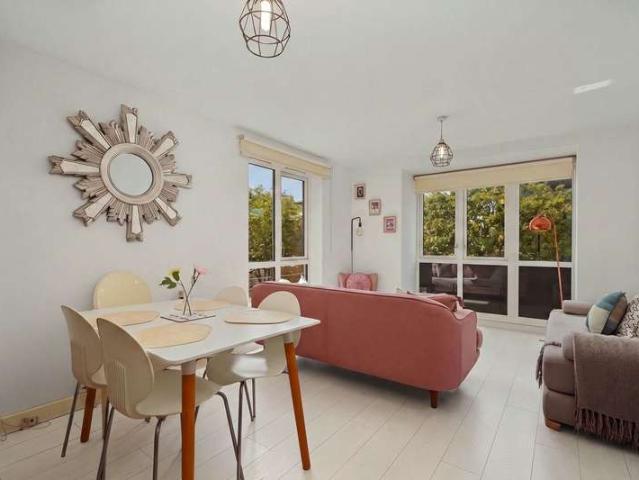 Flat for sale in Manor House, Greater London