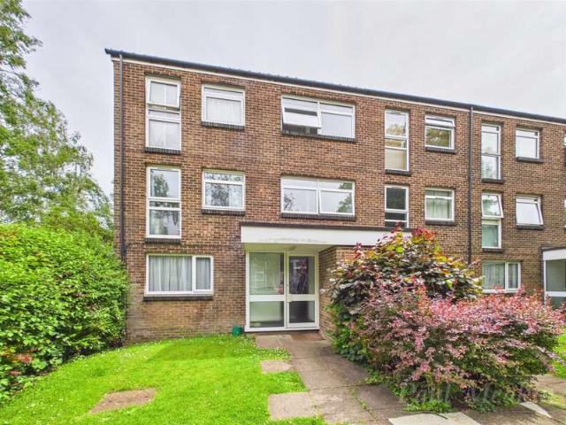 Flat for sale in London Borough of Croydon, Forestdale