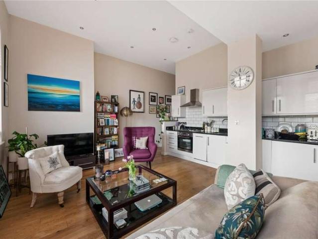 Flat for sale in Shacklewell, Greater London