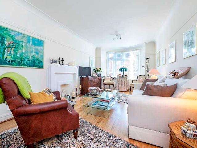 Flat for sale in Fulham, Greater London