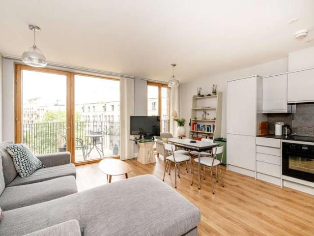 Flat for sale in North Kensington, Greater London