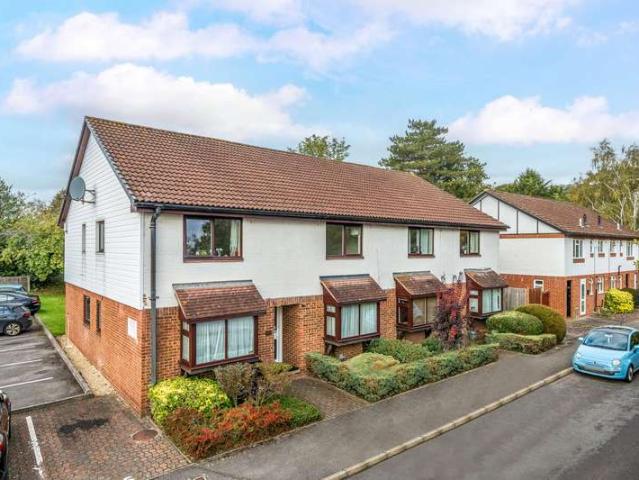 Flat for sale in Fole, Surrey