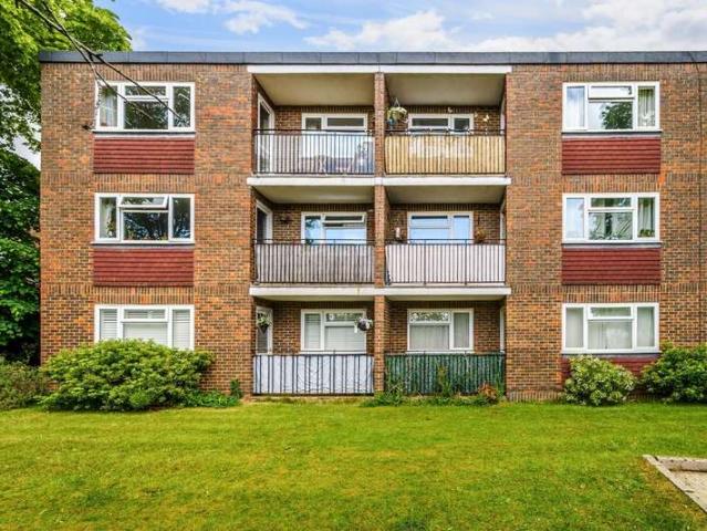 Flat for sale in Epsom, Surrey