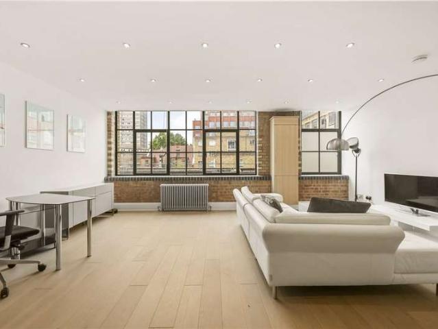 Flat for sale in London Borough of Hackney, Greater London